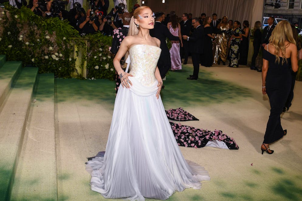 Die aufregendsten Looks der Met Gala. Erinnert an eine Fee: Sängerin Ariana Grande im Perlmuttkorsett von Loewe mit langem Plisseerock.