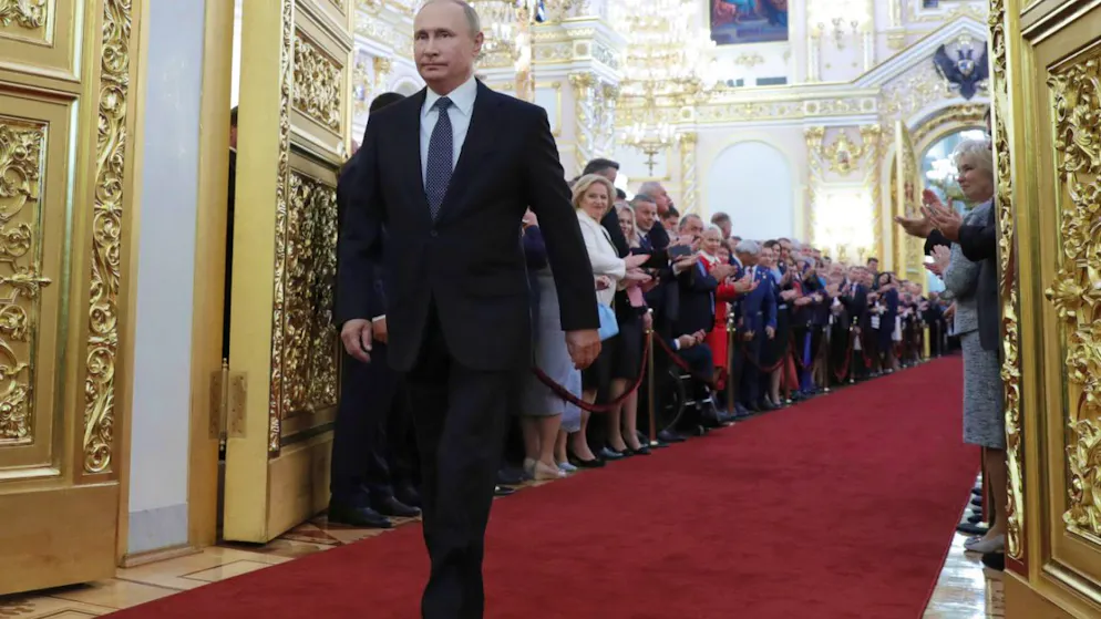 ARCHIV - Wladimir Putin, Präsident von Russland, geht bei seiner Amtseinführung als neuer russischer Präsident zwischen den applaudierenden Gästen entlang. Foto: Mikhail Metzel/Sputnik, Kremlin Pool Photo/AP/dpa