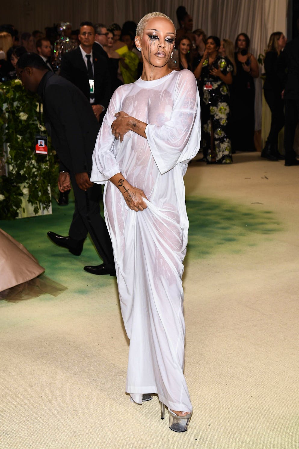 Die aufregendsten Looks der Met Gala. Was wohl ihr Statement hinter diesem Fashion-Moment ist? Doja Cats nasses T-Shirt-Kleid von Vetements kam unerwartet. Dazu trug die Rapperin ein silbernes Tränen-Make-up.