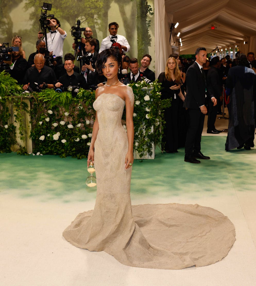 Die aufregendsten Looks der Met Gala. Aussergewöhnlich war das Kleid von Tyla, das aus Sand bestehen soll. Geschaffen vom Hause Balmain, war das Äussere der Robe so hart, dass die Sängerin die Treppe hoch getragen werden musste. Eine Sanduhr-Tasche rundete den Look ab.