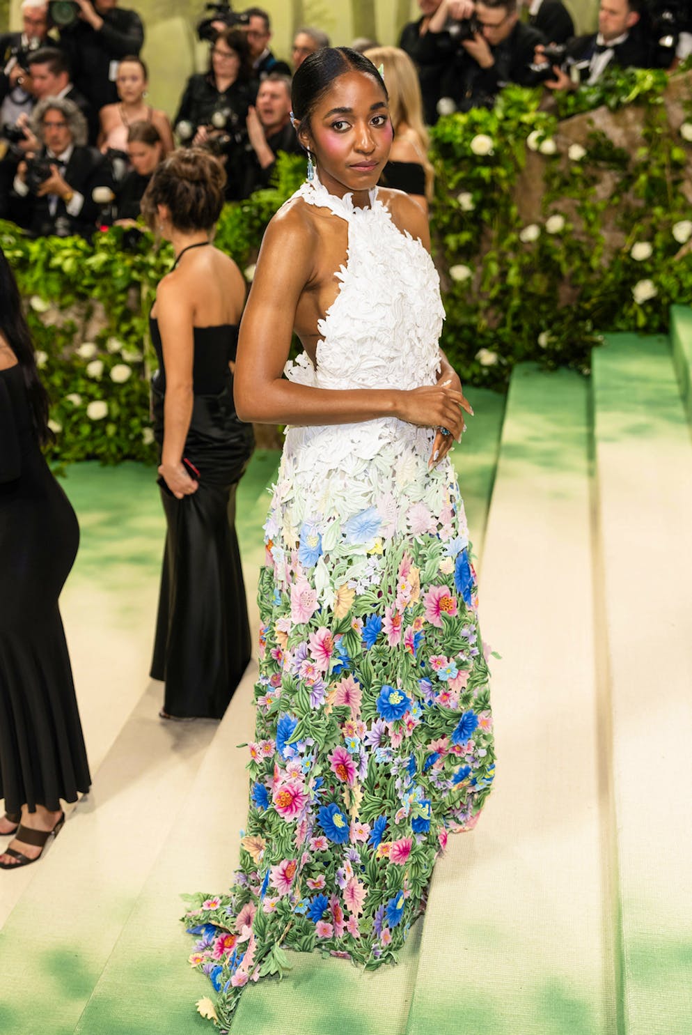 Die aufregendsten Looks der Met Gala. Gen-Z-It-Girl Ayo Edebiri verwandelte sich für die Met Gala in einen wandelnden Blumenstrauss. Das Kleid stammt von Loewe.
