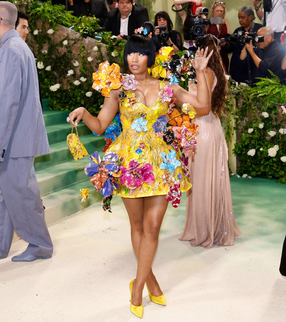 Die aufregendsten Looks der Met Gala. Ein Blumenwunder war auch Nicki Minaj in einem Kleid mit bunten Metallblumen von Marni.