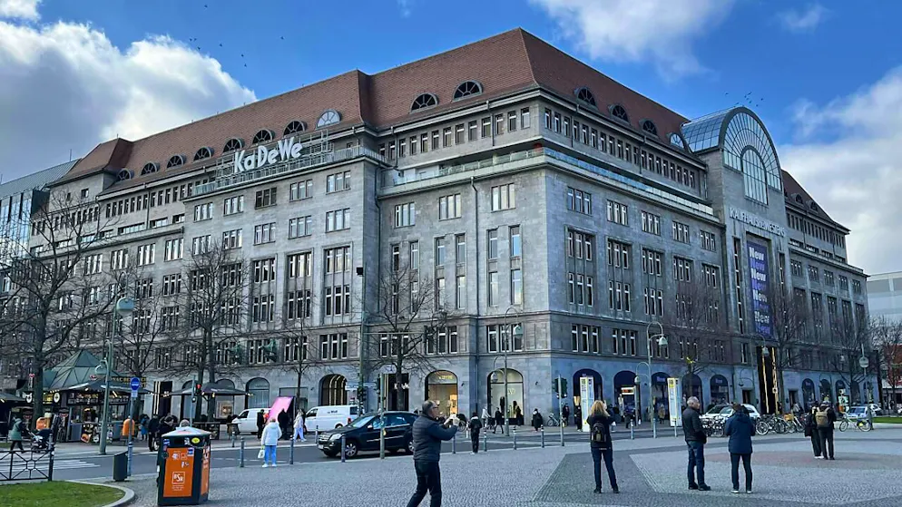 Die Gesellschaft, über welche die Signa-Holding unter anderem die Beteiligung am Luxuskaufhaus KaDeWe in Berlin hielt, ist nun auch offiziell pleite. (Archivbild)