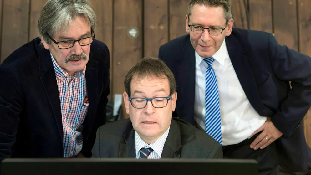 Der Solothurner Staatsschreiber Andreas Eng, hier auf einem Archivbild mit alt Ständerat Roberto Zanetti und Ständerat Pirmin Bischof, wird neu vom Regierungsrat angestellt und nicht mehr vom Kantonsparlament gewählt. (Archivbild)