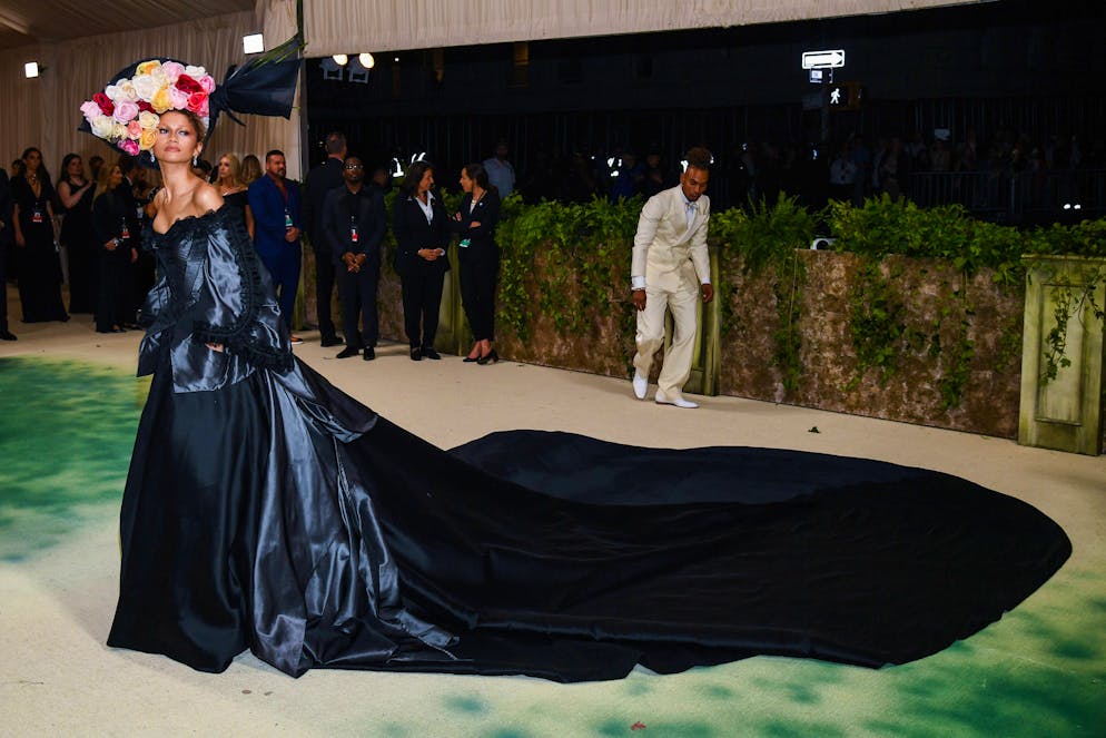Die aufregendsten Looks der Met Gala. …zog sich während des Abends um. Zendayas zweiter Look stammte ebenfalls von John Galliano. Dabei handelte es sich um eine Kreation aus seiner Zeit bei Givenchy im Jahr 1996. Das Highlight war aber definitiv ihr bunter Blumenkopfschmuck.