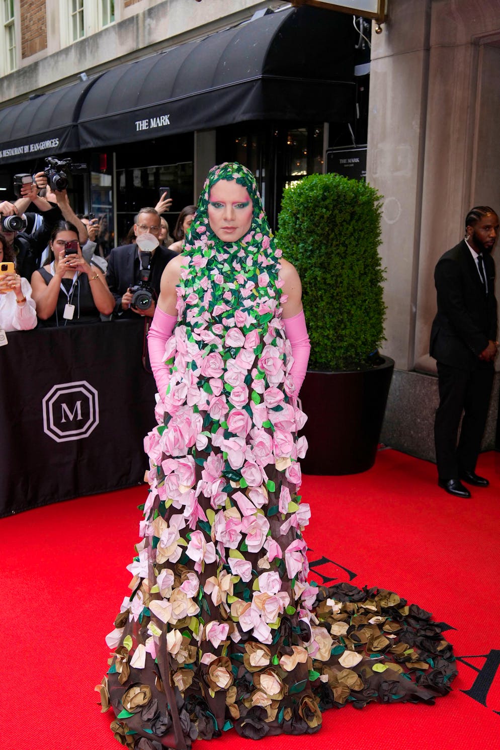 Die aufregendsten Looks der Met Gala. Ein Bouquet aus Rosen aus dem Hause Valentino trug Jordan Roth zur Schau.