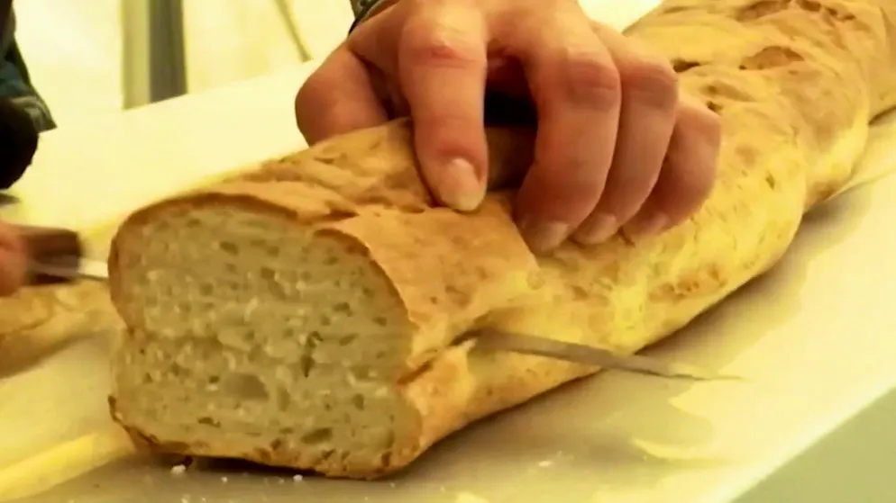 Weltrekord. Das ist das längste Baguette, das du je gesehen hast