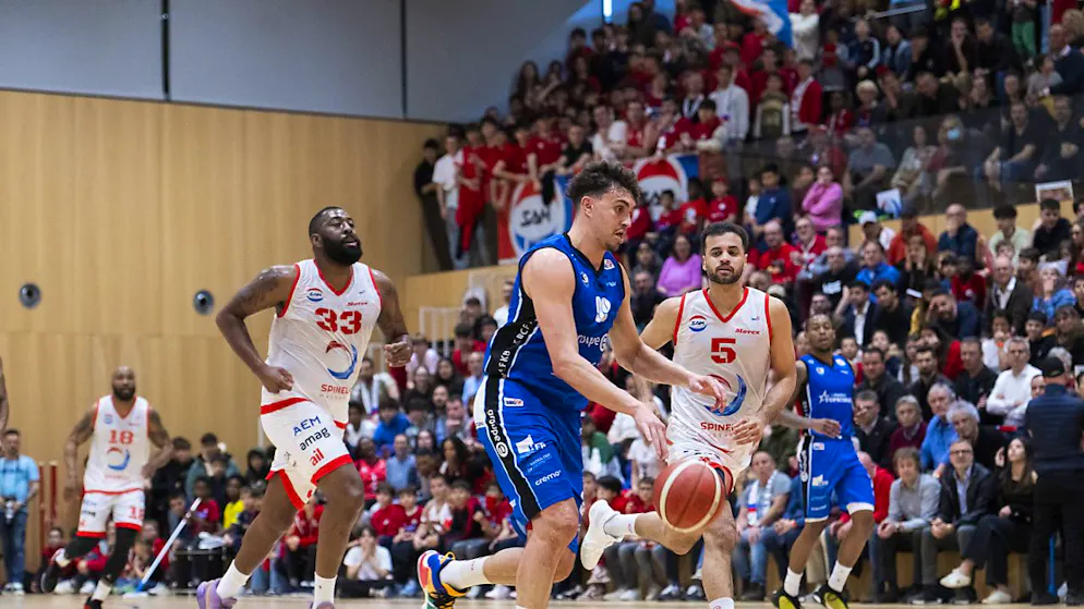 Fribourg Olympic in den blauen Shirts setzt sich im Playoff-Final gegen Massagno mit 3:1 Siegen durch