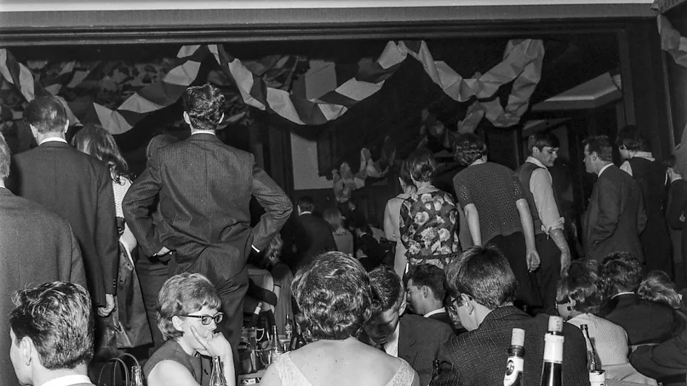 Seit Jahrzehnten ein Treffpunkt der Jugendlichen: Das Sommercasino an der Müchensteinerstrasse in Basel. (Archivbild von 1966).