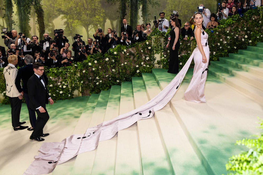 Die aufregendsten Looks der Met Gala. Einen unübersehbaren Auftritt legte Lily James hin. Das auf den ersten Blick schlicht gehaltene Erdem-Kleid der Schauspielerin ist mit einer aussergewöhnlich langen Schleppe bestückt.