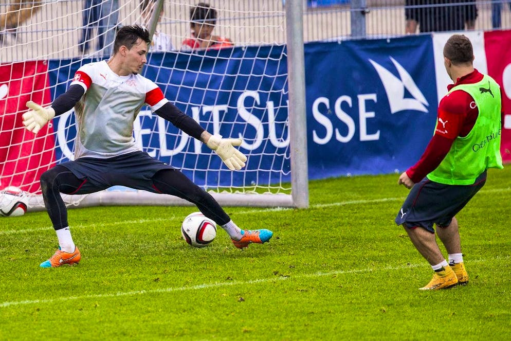 Roman Bürki et Xherdan Shaqiri lors d'un entraînement de l'équipe nationale en 2014.