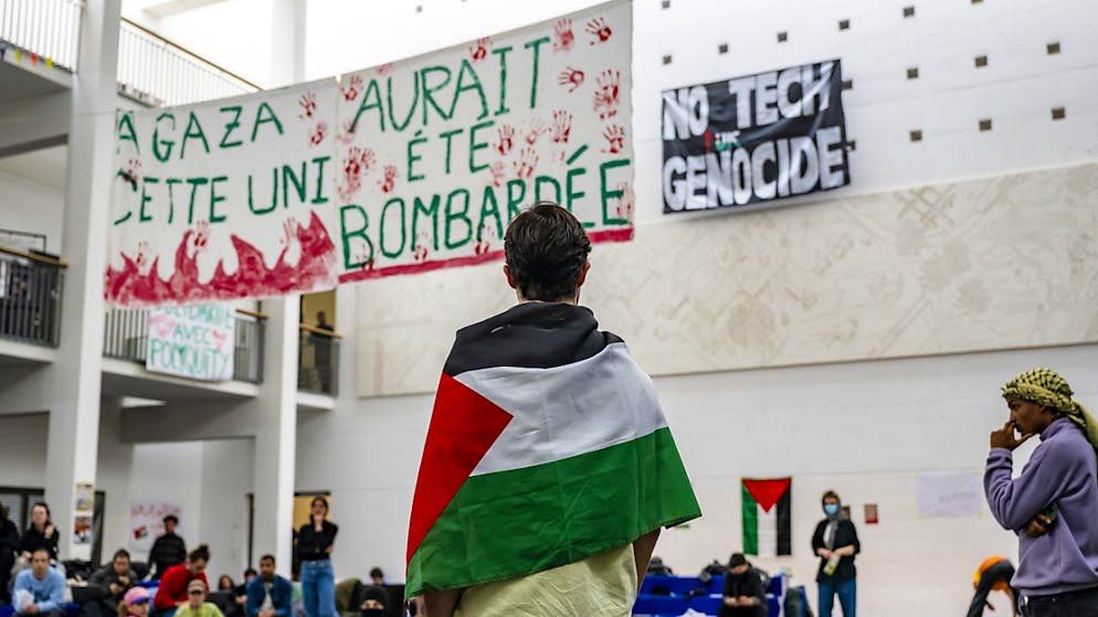 Studenti filo-palestinesi hanno occupato ieri una sala dell'edificio di architettura del Politecnico federale di Losanna (EPFL)