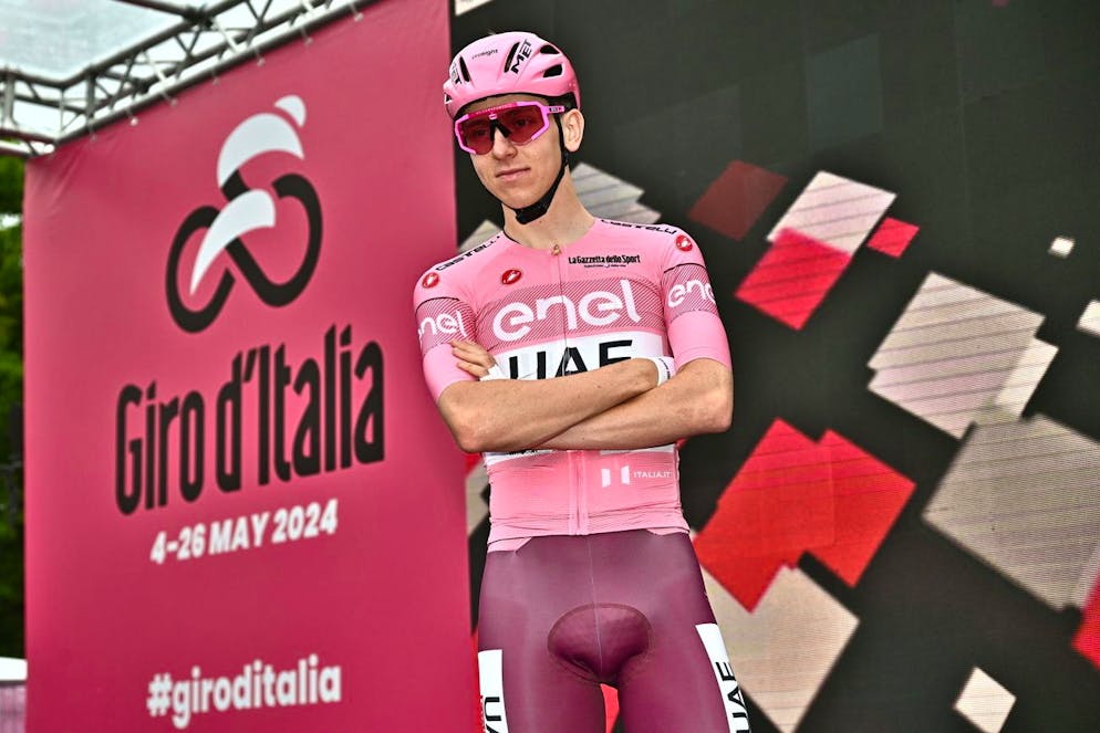 Tadej Pogacar con la maglia rosa e i pantaloncini granata in onore del 'Grande Torino'.