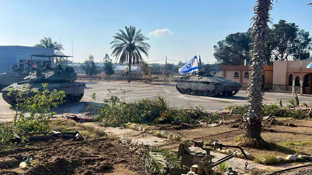 HANDOUT - Ein Panzer mit einer israelischen Flagge, der in den Gazastreifen am Grenzübergang Rafah einfährt. Foto: Uncredited/Israel Defense Forces/AP/dpa - ACHTUNG: Nur zur redaktionellen Verwendung und nur mit vollständiger Nennung des vorstehenden Credits