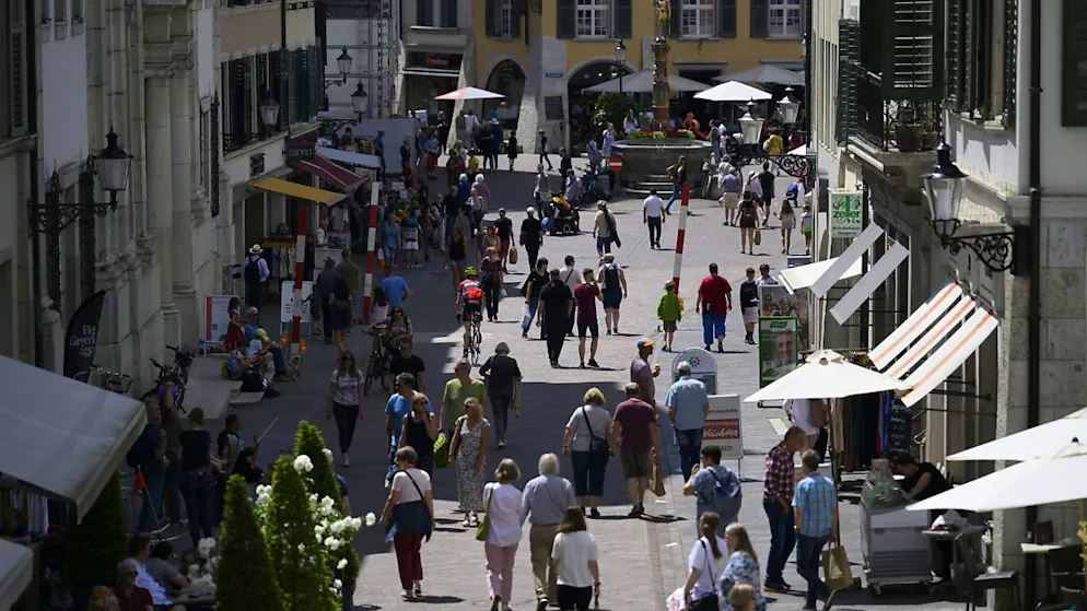 Im Kanton Solothurn sollen weiterhin auch wenig Verdienende eine "Kopfsteuer" von 30 Franken pro Person und Jahr bezahlen. Im Bild die Hauptgasse in der Altstadt von Solothurn, (Archivbild)