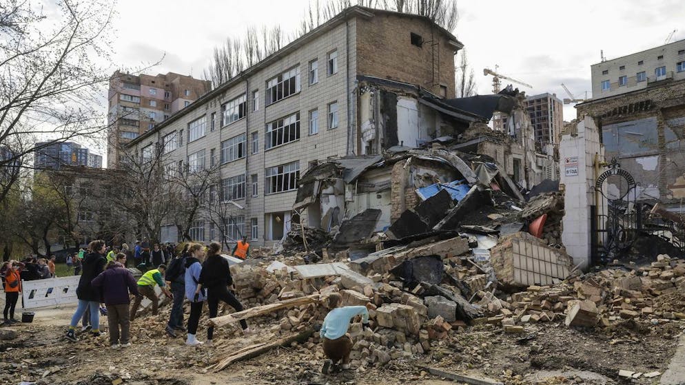 Studenten und Freiwillige räumen Schutt weg nach einem russischen Raketenangriff  auf eine Hochschule in Kiew. (30. März 2024)