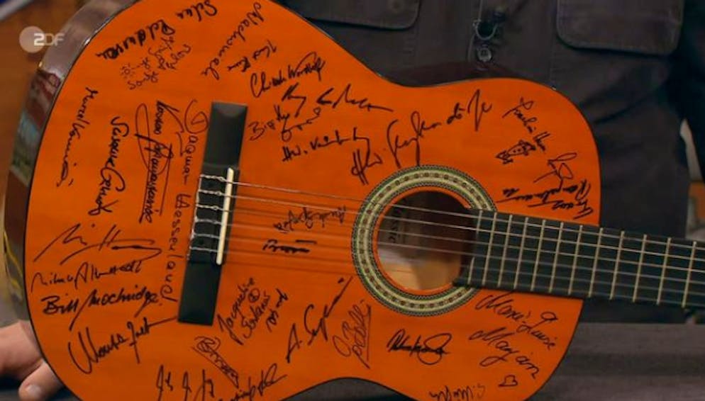 Die Signaturen der «Lindenstrasse»-Stars machen die Gitarre von Kandidat Peter aus Chur einzigartig.