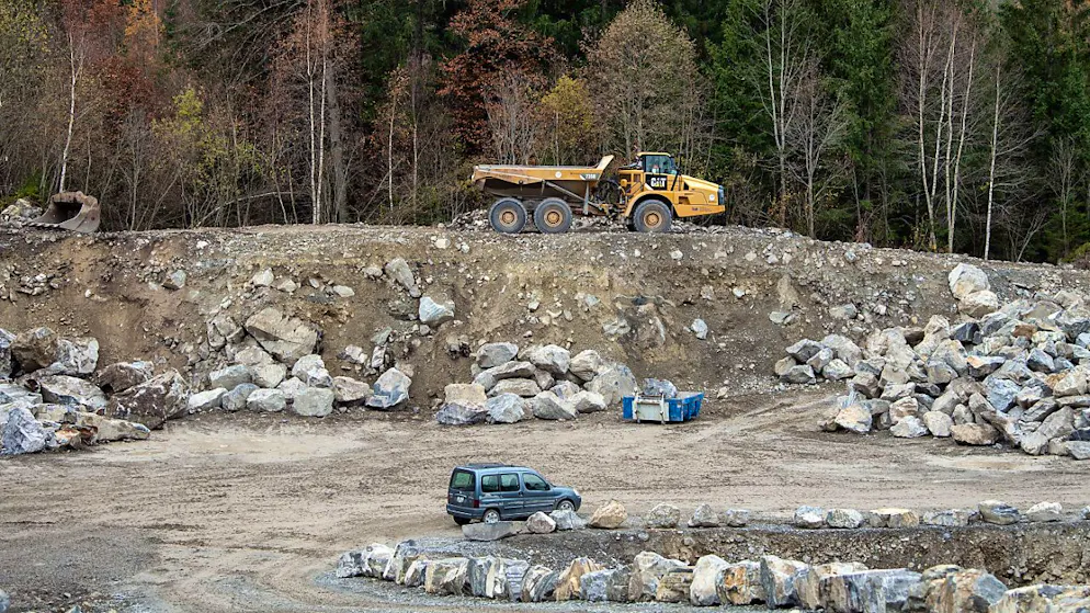 Blick in den Steinbruch Mitholz. Der Kanton Bern muss seine Verantwortung über die Abbau-, Deponie- und Transportbranche besser  wahrnehmen. Der Grosse Rat entscheidet im Juni über Vorschläge, wie dies zu tun sei. (Archivbild)