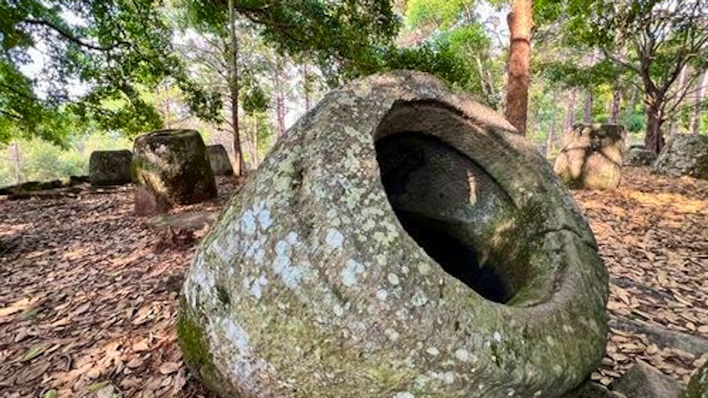 Laos, Phonsavan: Die "Plain of Jars" gilt als eine Art südostasiatisches Stonehenge und eine der rätselhaftesten archäologischen Stätten der Welt.