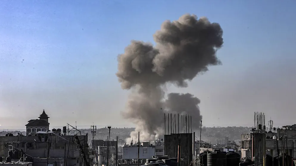 Nach israelischen Luftangriffen auf die Stadtteile Al-Geneina und Al-Salam steigt Rauch auf. Foto: Abed Rahim Khatib/dpa