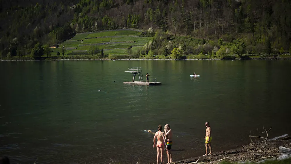 Menschen genossen Anfang April die sommerlichen Temperaturen am Walensee. 