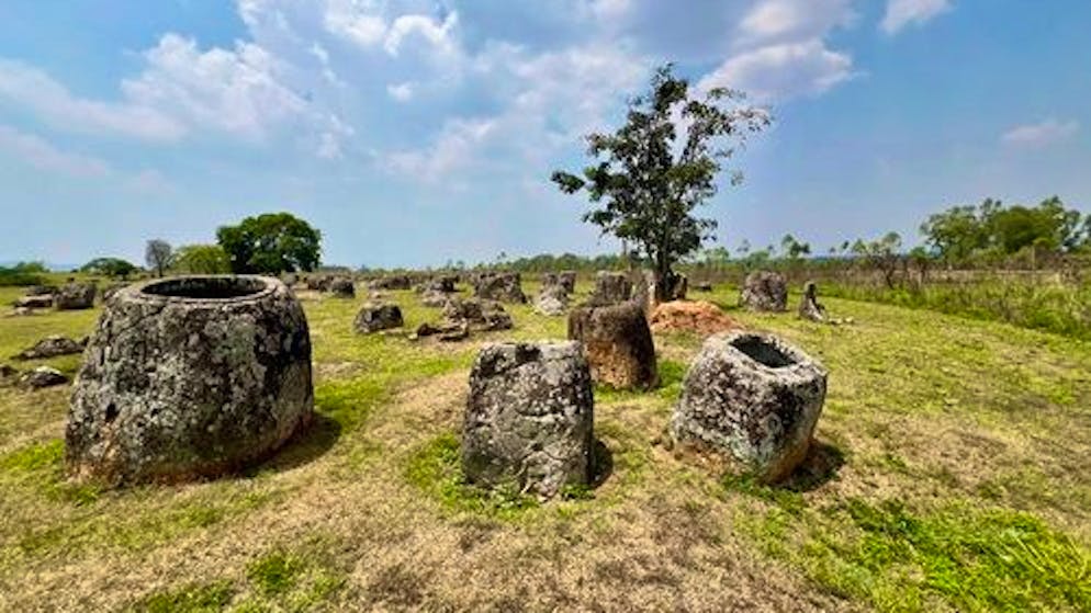 Laos, Phonsavan: Riesige Steingefässe stehen in der Ebene der Tonkrüge.