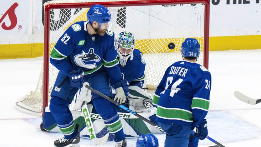 Die Vancouver Canucks nutzen den Heimvorteil und gestalten den Start in die Viertelfinalserie siegreich. Gegen die Edmonton Oilers resultiert ein 5:4 für das Team von Pius Suter (rechts).