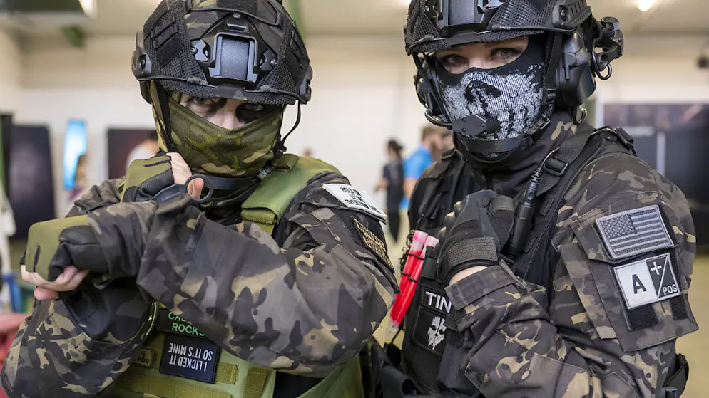 Comic-Prinzessinnen und Film-Monster in den Hallen der Messe Basel - Gallery. Auffallend viele tauchten in Kampfanzügen der US-Armee auf.