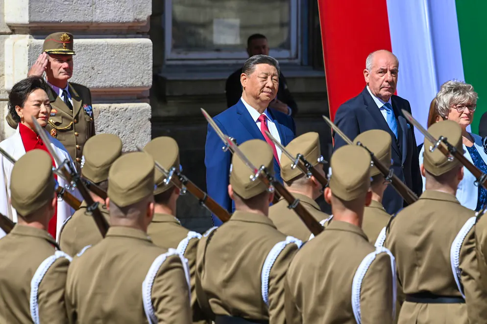 Xi und Orban vereinbaren «strategische Partnerschaft» - Gallery. Der ungarische Präsident Tamas Sulyok (2.v.r) empfängt den chinesischen Präsidenten Xi Jinping (M) mit militärischen Ehren im Löwenhof des Budapester Burgpalast.