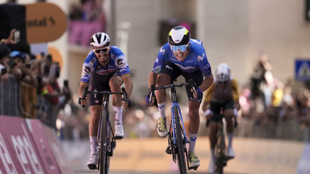 Der junge Spanier Pelayo Sanchez (rechts) schlägt Ex-Weltmeister Julian Alaphilippe im Sprint der 6. Giro-Etappe.