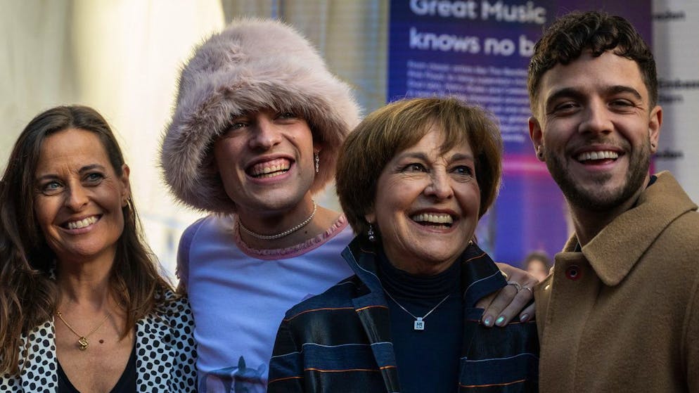 Nemo mit den ehemaligen ESC-Teilnehmer Sandra Studer, Paola Felix und Luca Hänni anlässlich der Feier zum 50-Jahres-ESC-Sieg von Abba im April in der schwedischen Botschaft in Bern.