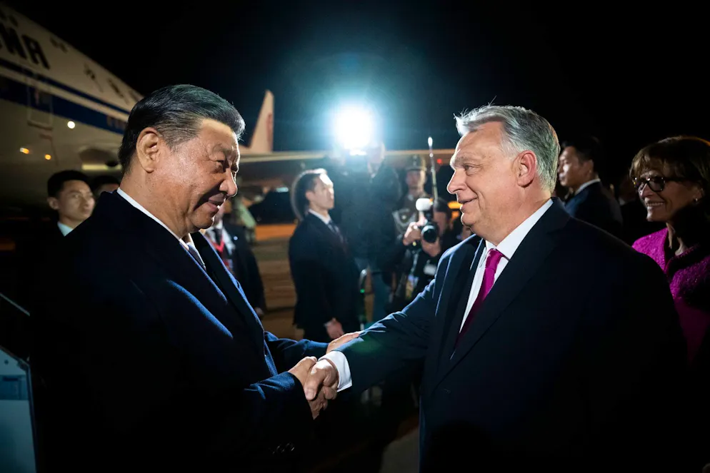 Xi und Orban vereinbaren «strategische Partnerschaft» - Gallery. Der ungarische Ministerpräsident Viktor Orban (r) begrüsst den chinesischen Präsidenten Xi Jinping auf dem Flughafen Budapest Liszt Ferenc.