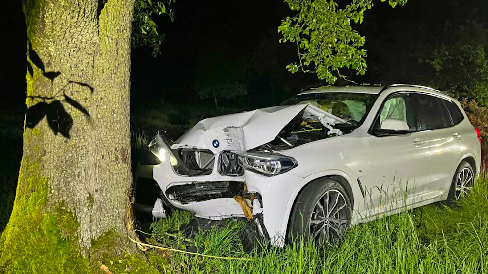 Der alkoholisierte Lenker kollidierte frontal mit einem Baum.