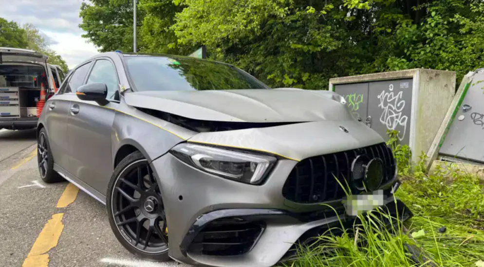 Der Mercedes kam in einem Strom-Verteilerkasten zu stehen. 