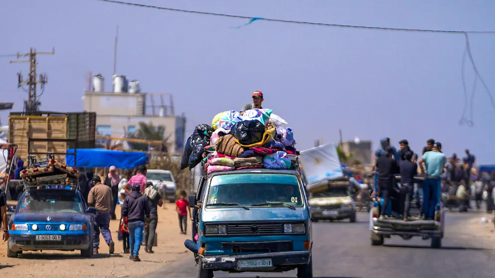 Vertriebene Palästinenser kommen im Zentrum des Gazastreifens an, nachdem sie aus der südlichen Gazastadt Rafah geflohen sind. Foto: Abdel Kareem Hana/AP/dpa