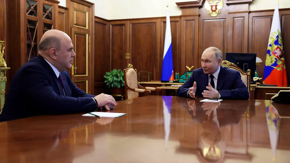 Der russische Präsident Wladimir Putin (r) spricht mit Regierungschef Michail Mischustin. Foto: Gavriil Grigorov/Pool Sputnik Kremlin/AP/dpa