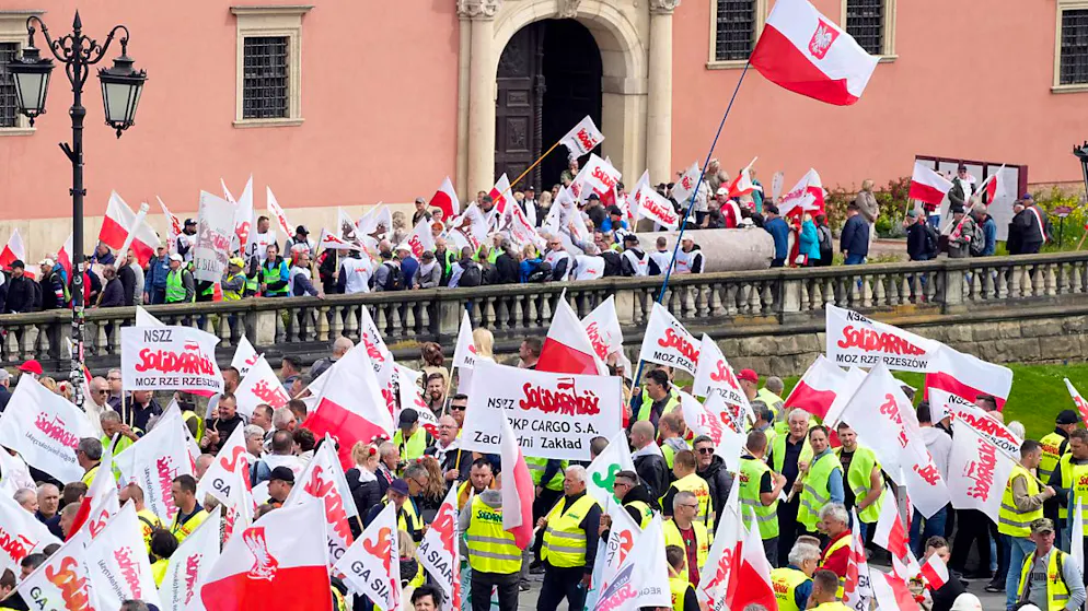 Polnische Landwirte und andere Demonstranten versammeln sich in der Warschauer Innenstadt, um gegen die Klimapolitik der Europäischen Union und die EU-freundliche polnische Regierung zu protestieren. Foto: Czarek Sokolowski/AP/dpa