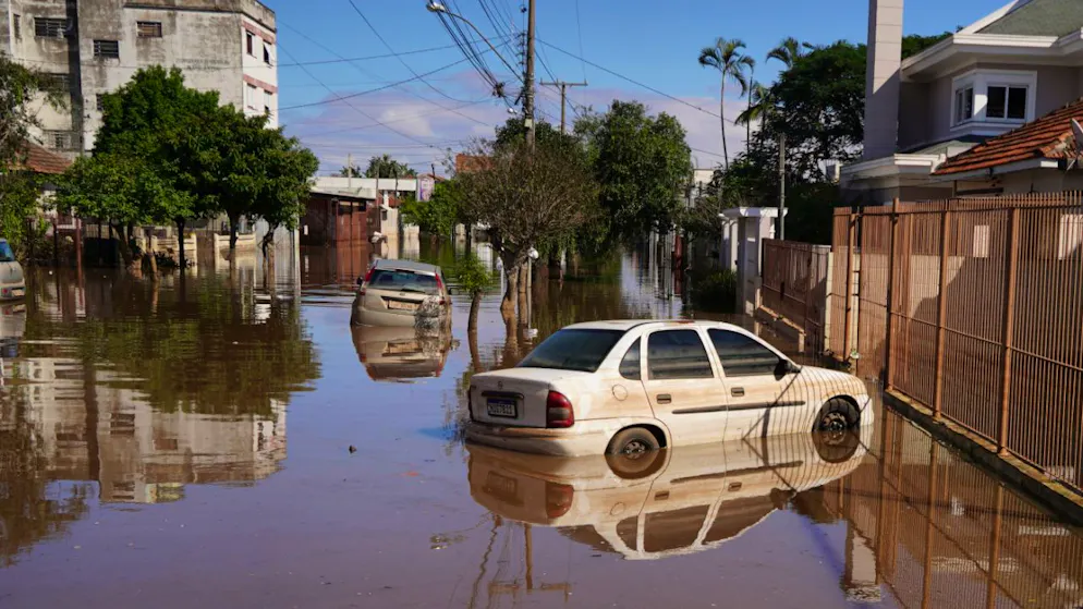 dpatopbilder - Autos stehen nach heftigem Regen in Canoas im brasilianischen Bundesstaat Rio Grande do Sul auf einer überfluteten Straße. Foto: Carlos Macedo/AP/dpa