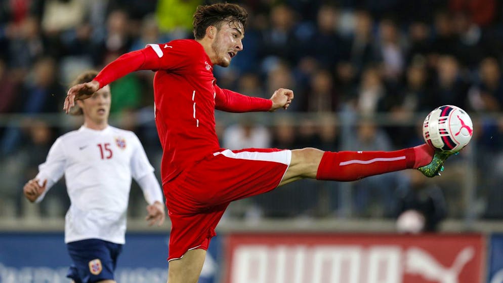 Haris Tabakovic, nel 2015, con la maglia della Nazionale svizzera U21.