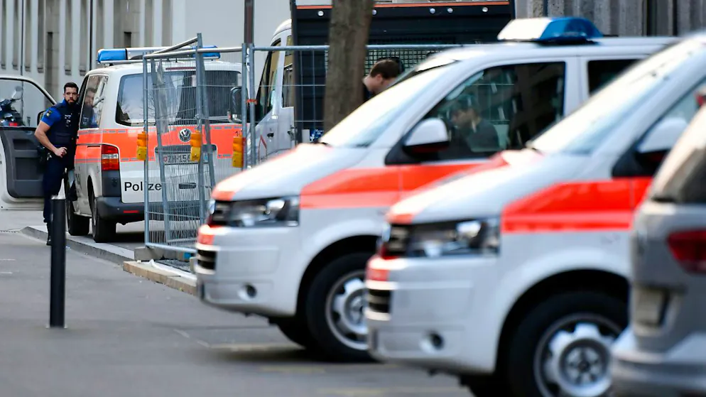 Ein Stadtpolizist erkannte per Zufall einen mutmasslichen Räuber auf der Strasse wieder. Der 34-jährige Slowake soll einem Mann eine teure Uhr vom Handgelenk gerissen haben. (Symbolbild)