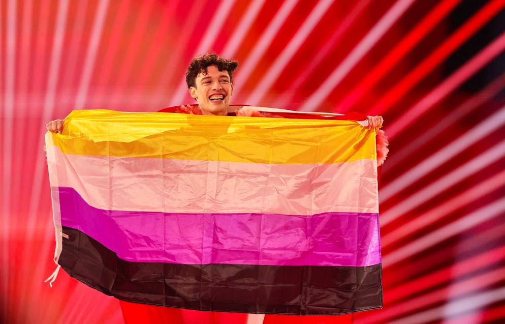 Bei der Flaggenparade präsentierte Nemo die non-binäre Flagge.