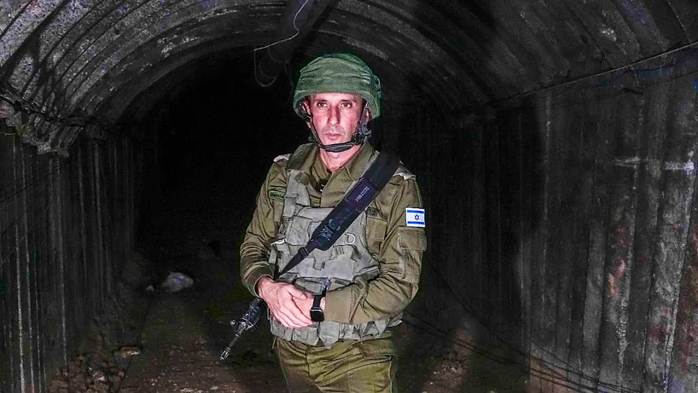 ARCHIV - Daniel Hagari, Sprecher des israelischen Militärs, spricht zu Medienvertretern in einem Tunnel. Foto: Ariel Schalit/AP/dpa