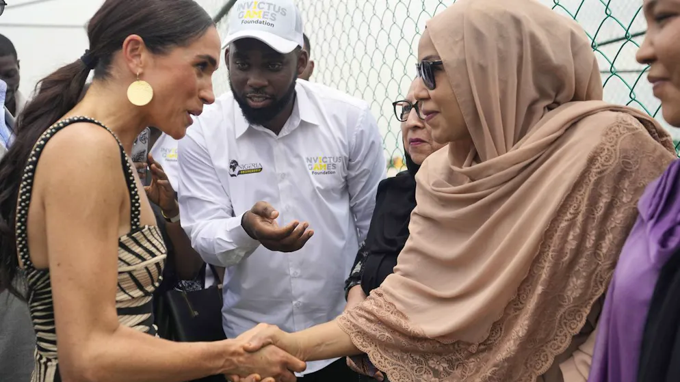 Royale Regeln gebrochen. Meghan zeigt in Nigeria viel Haut