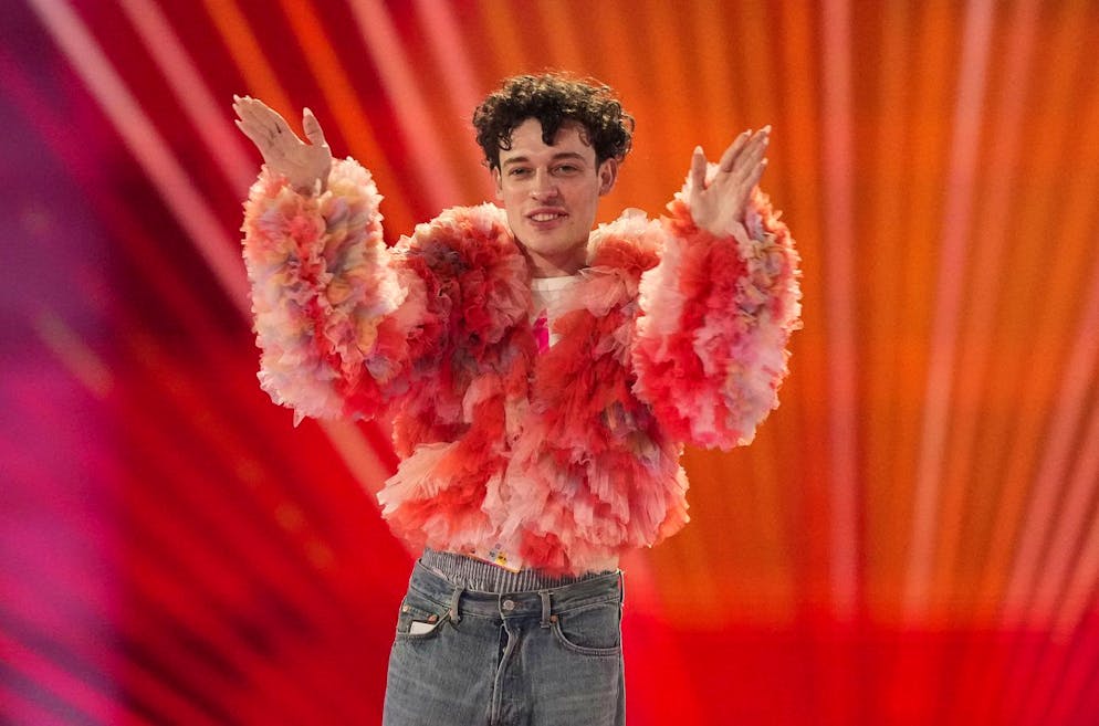Nemo. Lo svizzero Nemo arriva sul palco per la presentazione degli artisti durante la prova generale per la finale dell'Eurovision Song Contest a Malmö, in Svezia.