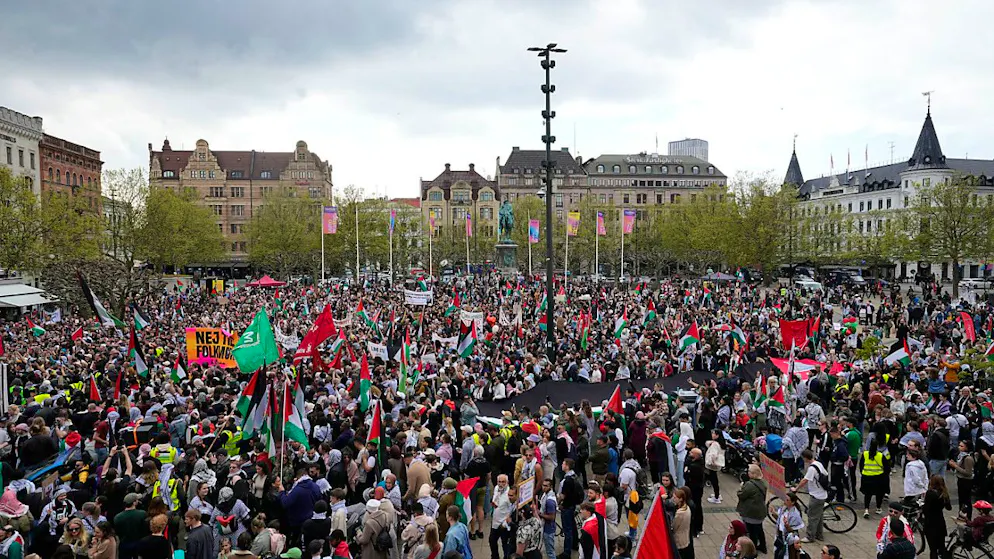 Pro-palästinensische Demonstranten versammeln sich zu einem Protest gegen die ESC-Teilnahme der israelischen Teilnehmerin Eden Golan in Malmö. Foto: Martin Meissner/AP/dpa