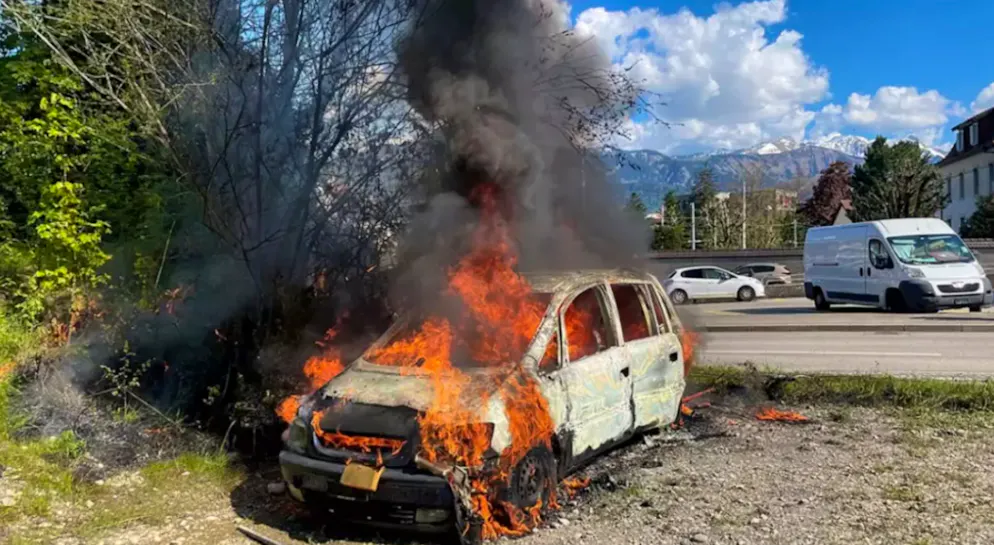 Das Auto stand beim Eintreffen der Feuerwehr in Vollbrand. 