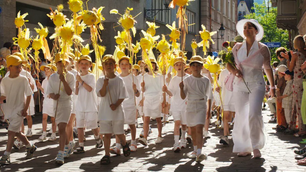 Ein Umzug durch die Innenstadt zum Festplatz eröffnet jeweils das St. Galler Kinderfest, das alle drei Jahre durchgeführt wird. (Archivbild)