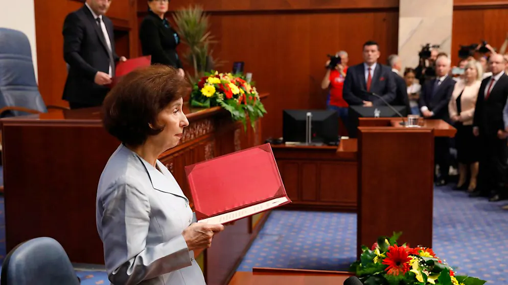 Gordana Siljanovska Davkova, die neue Präsidentin von Nordmazedonien, legt während einer Amtseinführungszeremonie einen Eid ab. Foto: Boris Grdanoski/AP/dpa