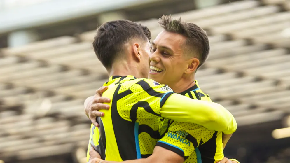 Leandro Trossard und Kai Havertz freuen sich über das goldene 1:0