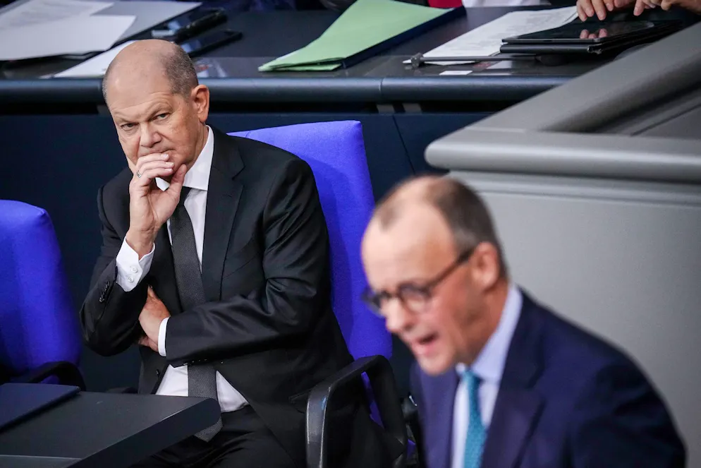 Bundeskanzler Olaf Scholz (l) und Friedrich Merz (r.)